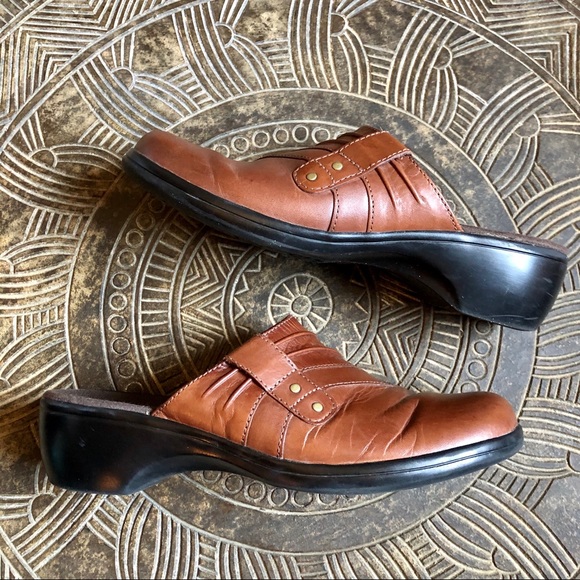 CLARKS Slip On Mule Clogs Brown Leather Pleats Size 7.5M - Picture 7 of 12